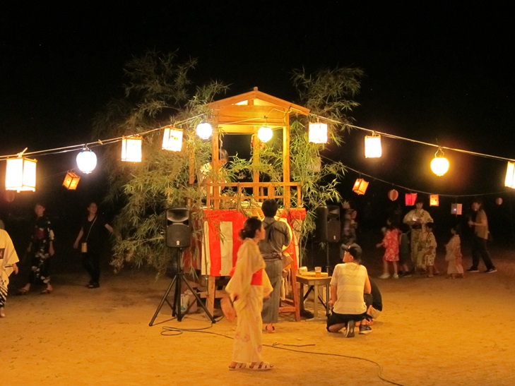 地域住民との夏祭りでの盆踊り